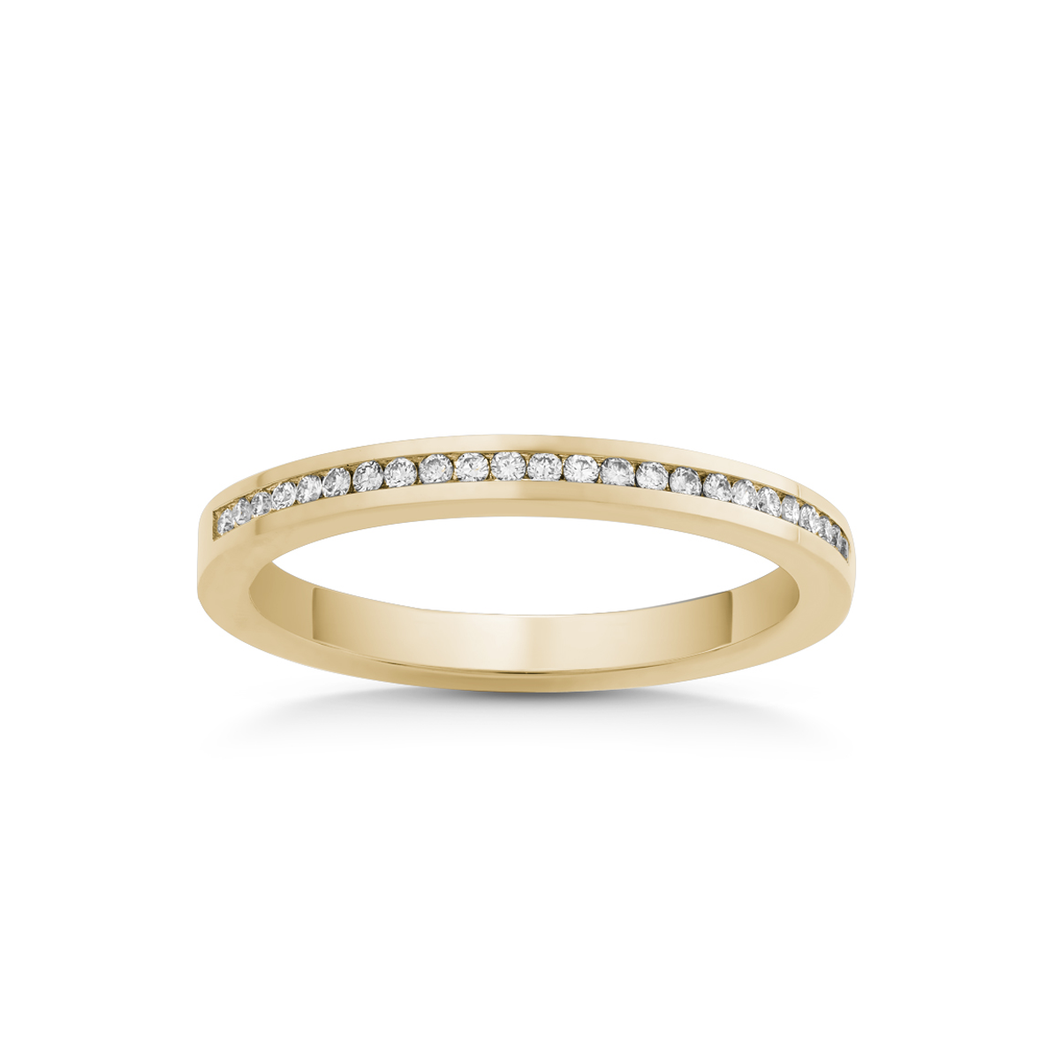 Elegant ring in 14K yellow gold, weighing approximately 2.10gr, featuring a fine diamond channel setting with 28 diamonds neatly aligned along the top third of the sleek, slim band.