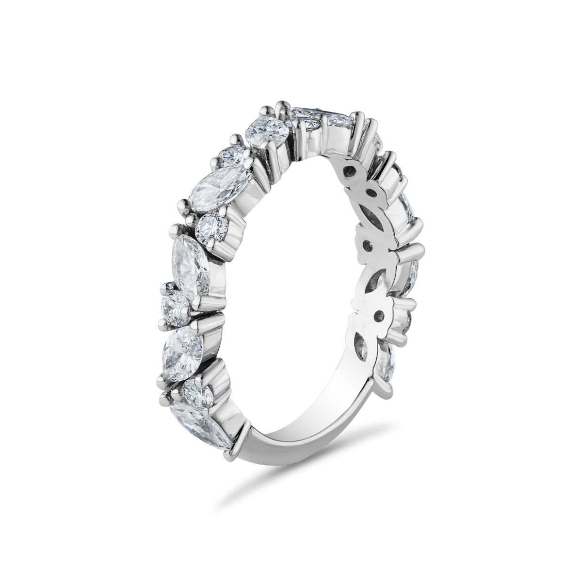 This 18kt white gold ring features a marquise diamond of 0.48 points, complemented by 15 additional diamonds totaling 0.62 carats. The white gold's cool hue enhances the diamonds' brilliance, creating a scintillating sparkle.