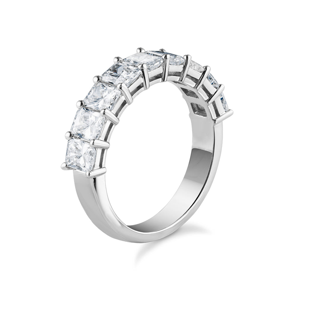 Elegant band in 18K white gold, weighing approximately 3.80gr, featuring 10 princess cut diamonds totaling about 1.92tcw, set in a shared prong setting for a radiant and impactful design.