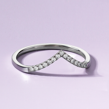 Charger l&#39;image dans la galerie, Retro-inspired 18K white gold chevron-shaped band, handcrafted in Montreal by Ex Aurum, featuring approximately 0.10tcw with 15 round brilliant diamonds in a pavé setting.
