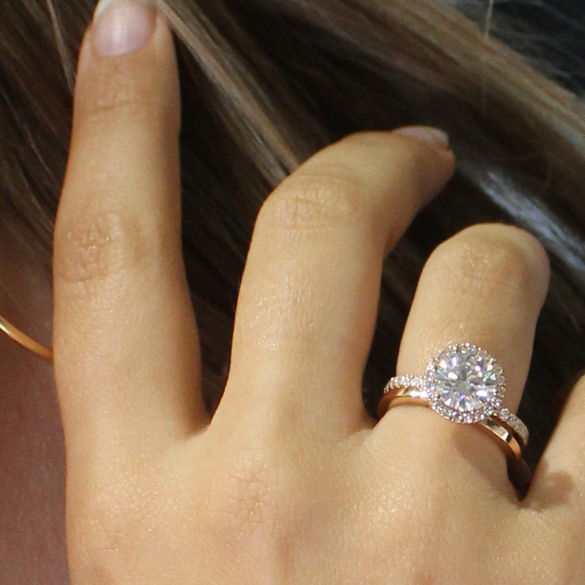 Luxurious engagement ring in 18K rose gold, weighing approximately 3.80gr, featuring a 1.5ct Moissanite center surrounded by a halo and 0.40tcw of 36 shimmering diamonds.