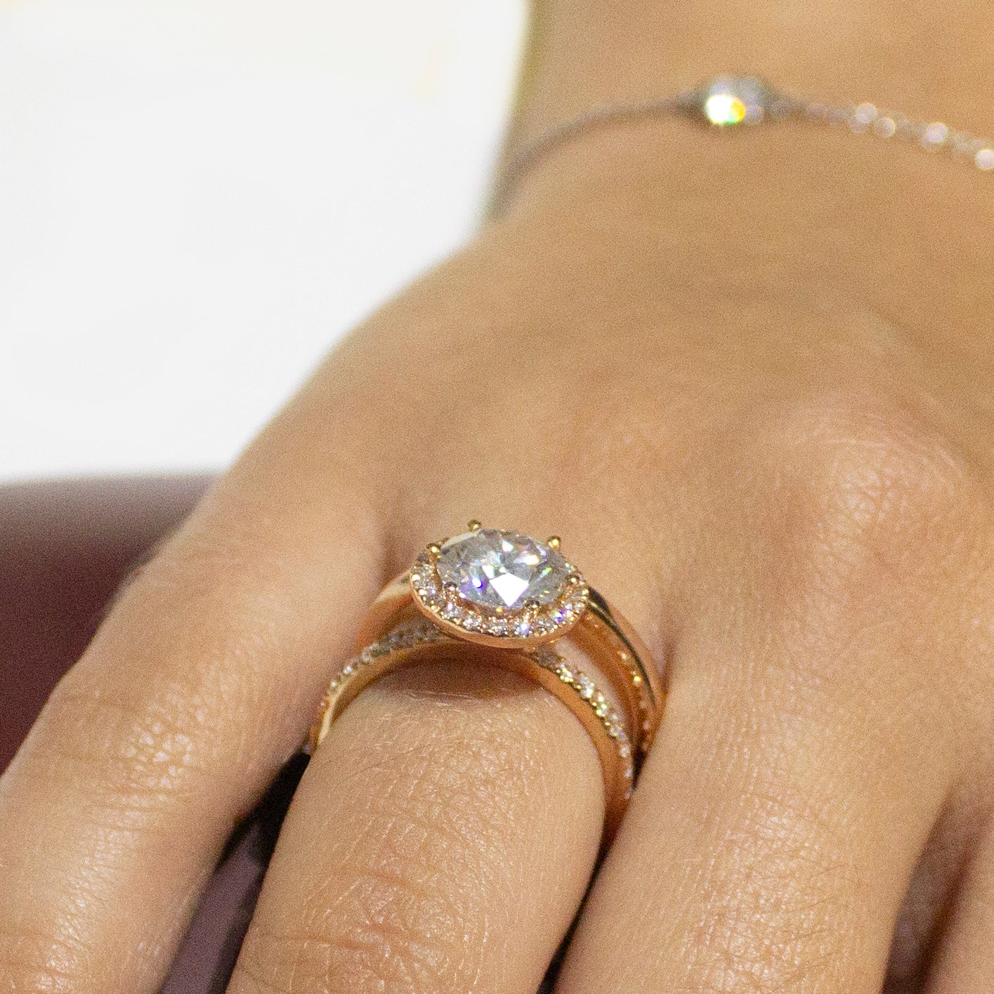 Luxurious engagement ring in 18K rose gold, weighing approximately 3.80gr, featuring a 1.5ct Moissanite center surrounded by a halo and 0.40tcw of 36 shimmering diamonds.