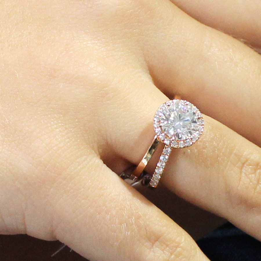 Luxurious engagement ring in 18K rose gold, weighing approximately 3.80gr, featuring a 1.5ct Moissanite center surrounded by a halo and 0.40tcw of 36 shimmering diamonds.