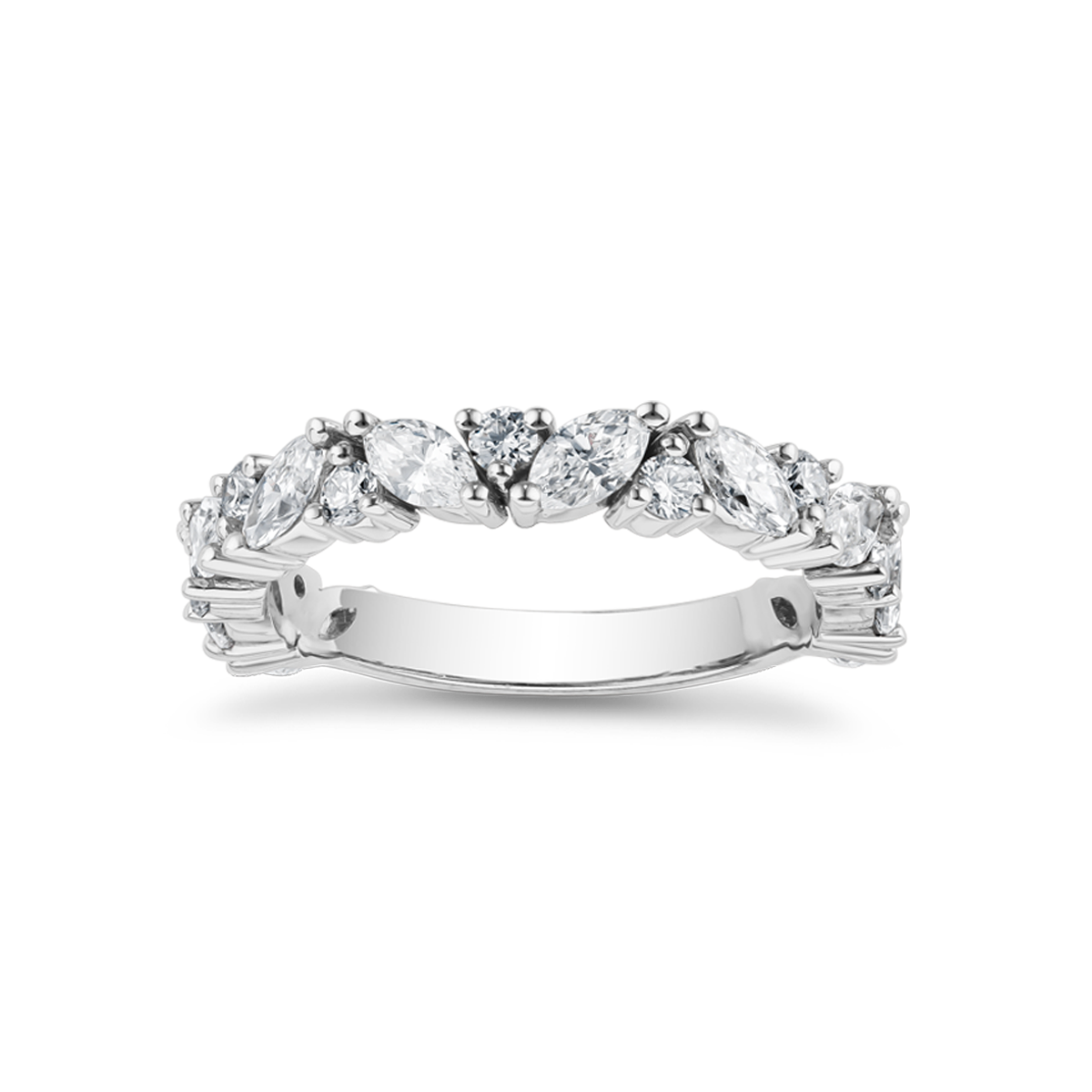 This 18kt white gold ring features a marquise diamond of 0.48 points, complemented by 15 additional diamonds totaling 0.62 carats. The white gold's cool hue enhances the diamonds' brilliance, creating a scintillating sparkle.