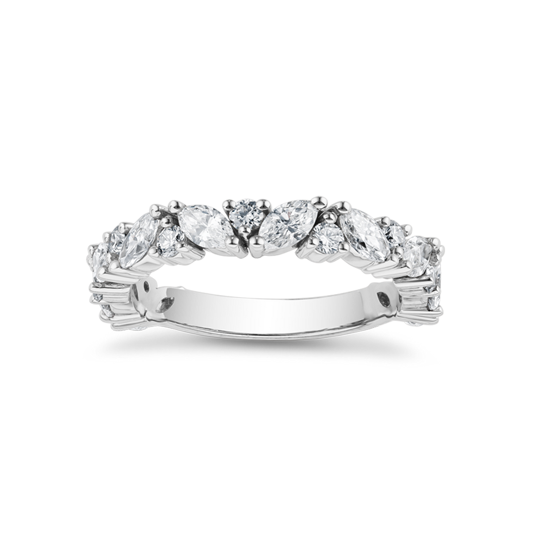 This 18kt white gold ring features a marquise diamond of 0.48 points, complemented by 15 additional diamonds totaling 0.62 carats. The white gold's cool hue enhances the diamonds' brilliance, creating a scintillating sparkle.