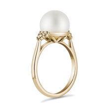 Charger l&#39;image dans la galerie, Sophisticated cathedral-style ring in 18K yellow gold, featuring a large South Sea pearl (9-9.5mm) framed by six diamonds totaling 0.15tcw, embodying timeless beauty, handcrafted by Ex Aurum in Montreal.
