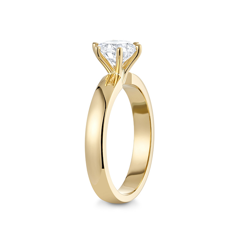 Stunning solitaire engagement ring in 18K yellow gold, weighing approximately 4.75gr, featuring a dazzling 1.06ct round brilliant diamond in a six claw setting on a wide tapering band.