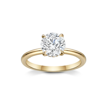 Charger l&#39;image dans la galerie, Elegant solitaire ring in 18K white gold, featuring a 1.22ct round brilliant laboratory diamond, VS2 F, held by four eagle claws in a tapered setting, embodying a blend of solid structure and delicate craftsmanship.
