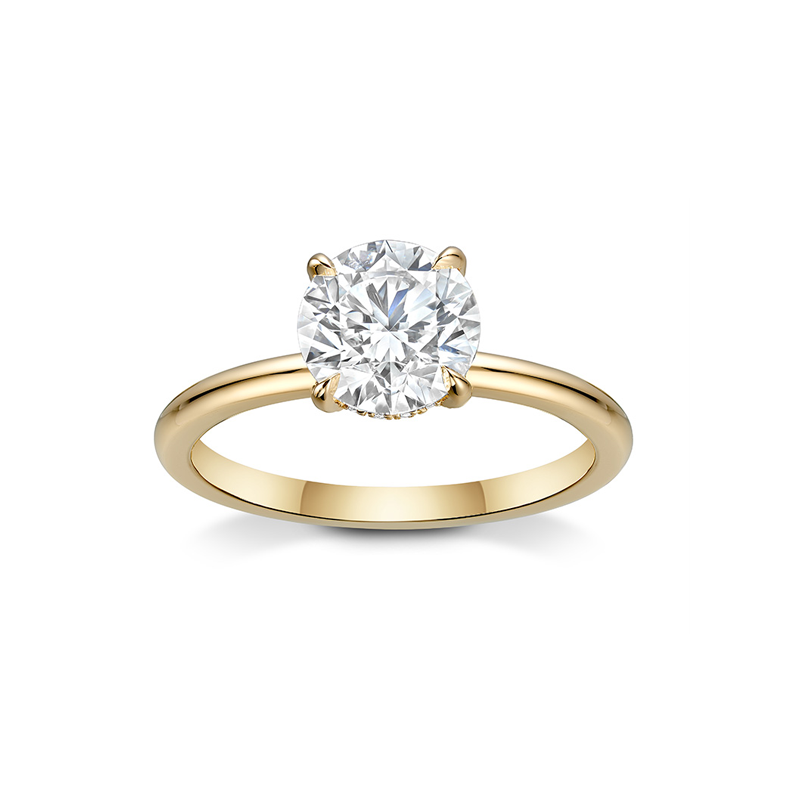Elegant solitaire ring in 18K white gold, featuring a 1.22ct round brilliant laboratory diamond, VS2 F, held by four eagle claws in a tapered setting, embodying a blend of solid structure and delicate craftsmanship.